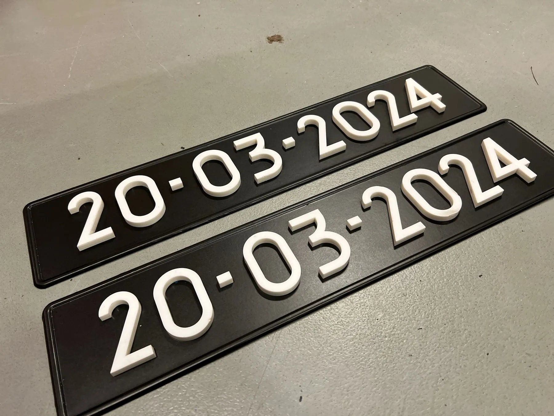 Persoonlijke kentekenplaten voor de trouwdag, de set gereed voor de trouwdag.