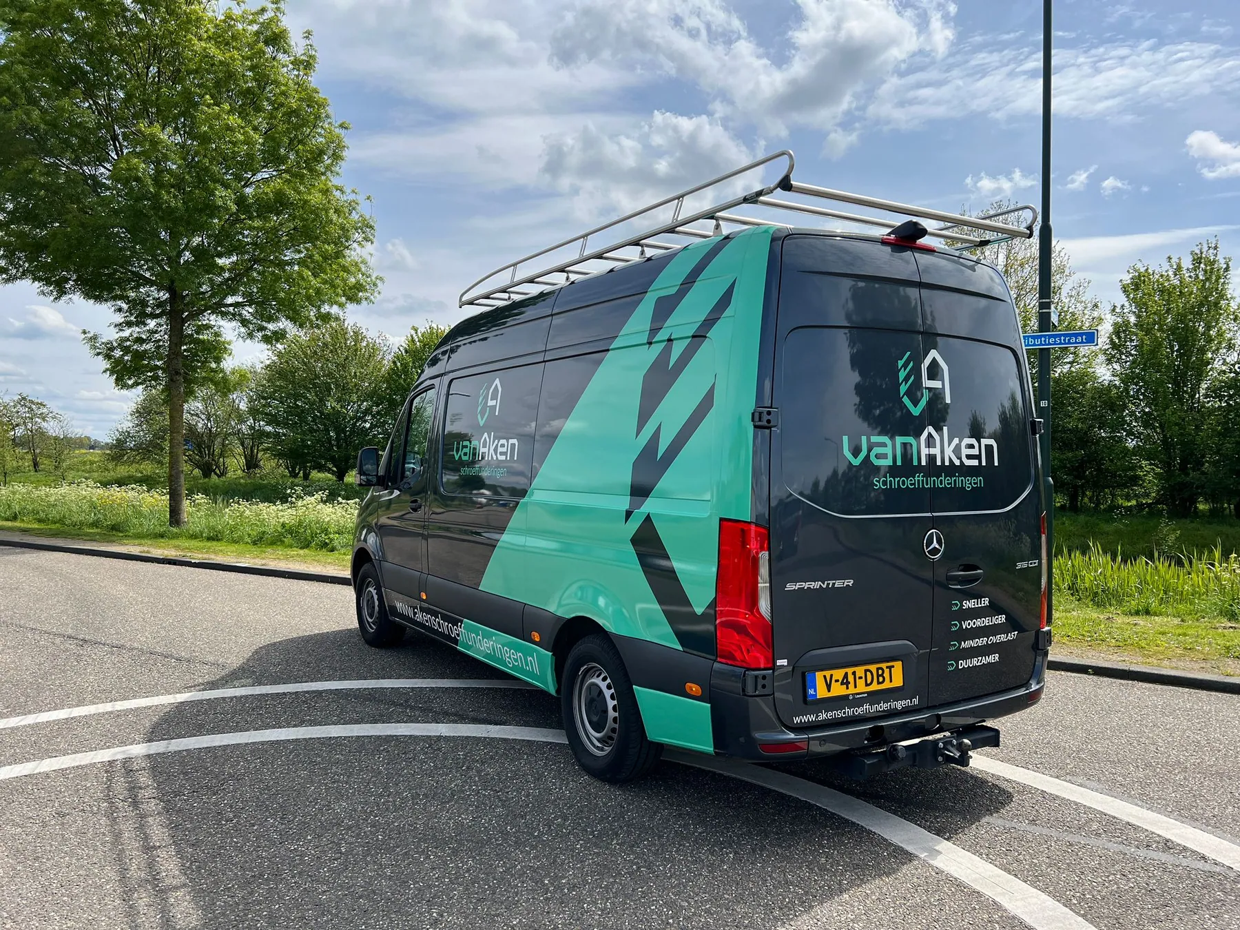Eén huisstijl over een gevarieerd wagenpark, achterzijde als extra contactmoment.