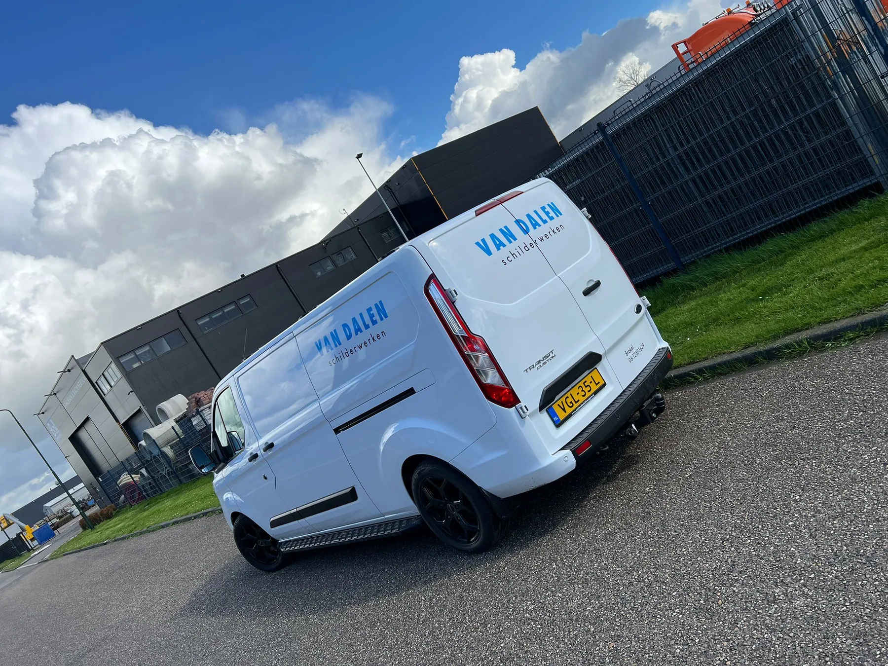 Autobelettering met een functionele zonneband, detail van logo en folie.
