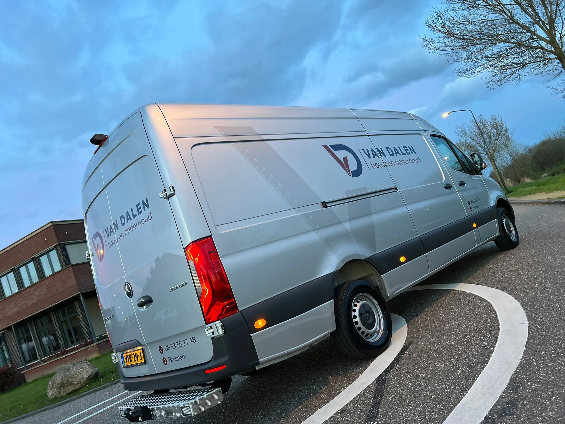 Duidelijke belettering voor Van Dalen Bouw, de complete zijbelettering.