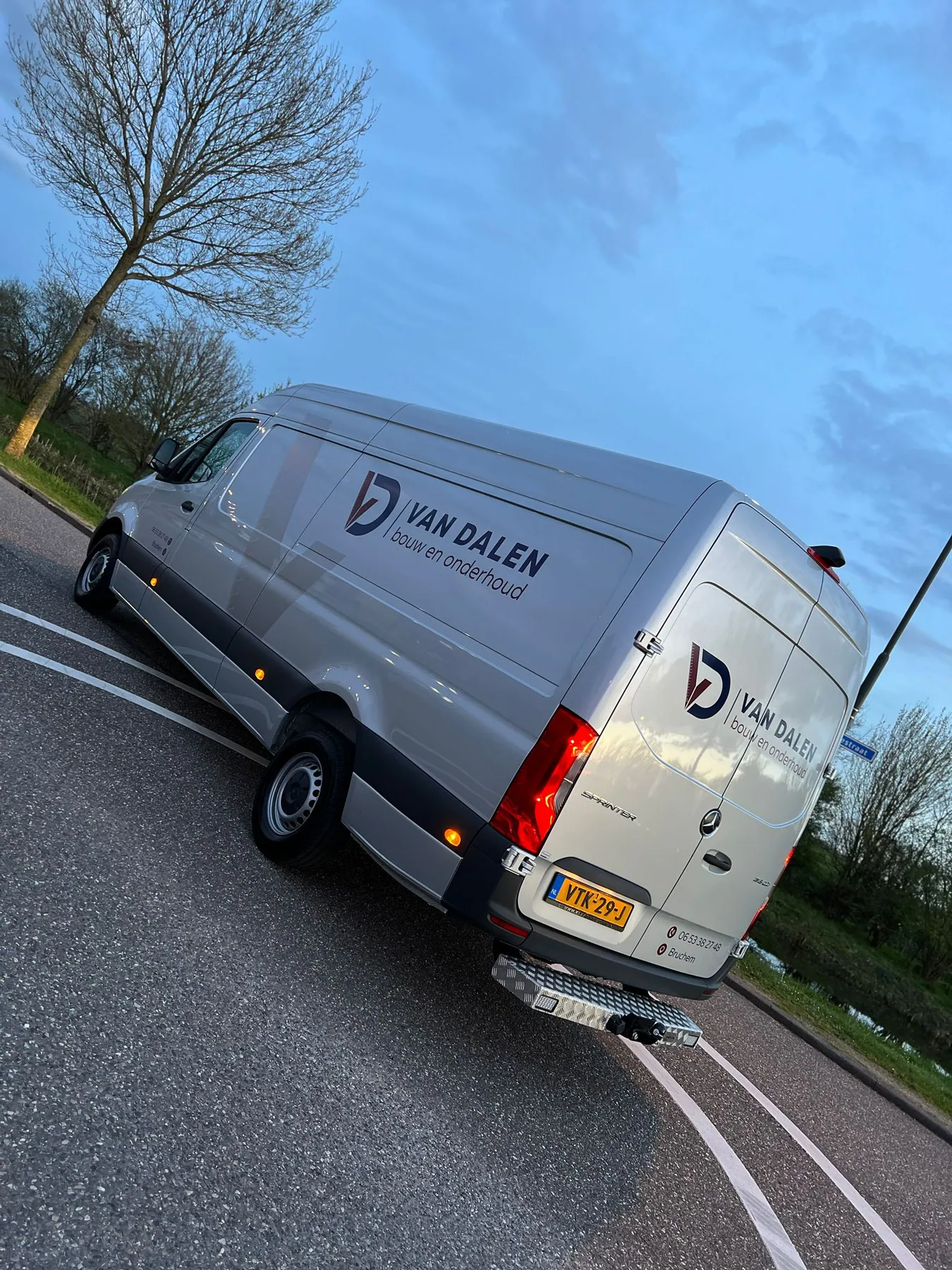 Duidelijke belettering voor Van Dalen Bouw, detail van de folie en plaatsing.