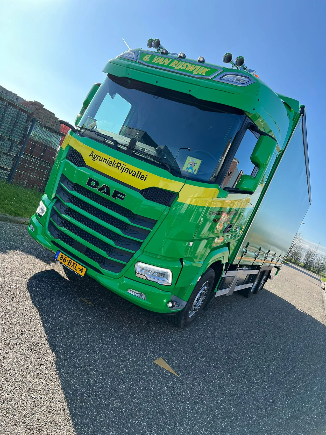 De vrachtwagen in compleet zijaanzicht.