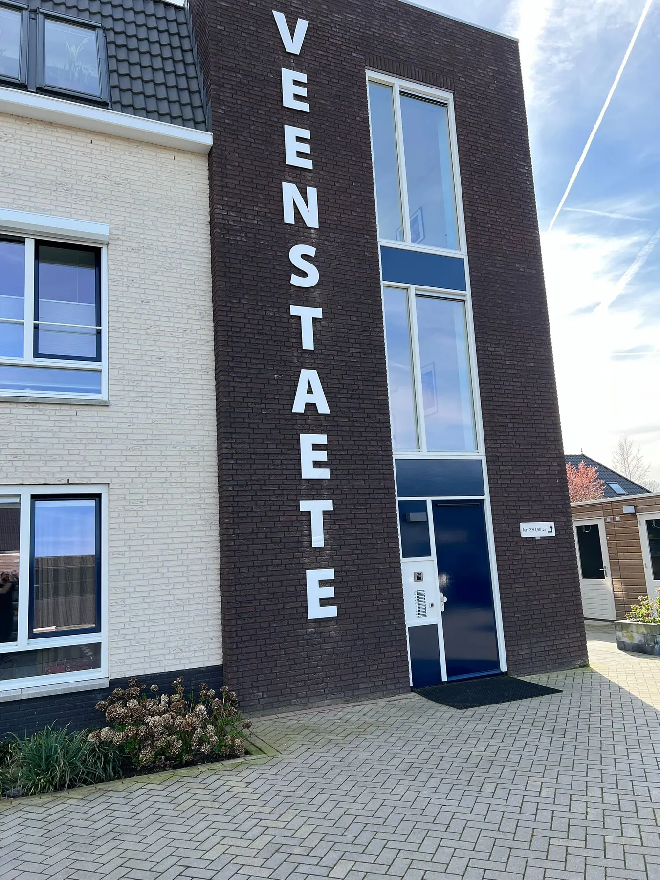 De complete wand met freesletters.