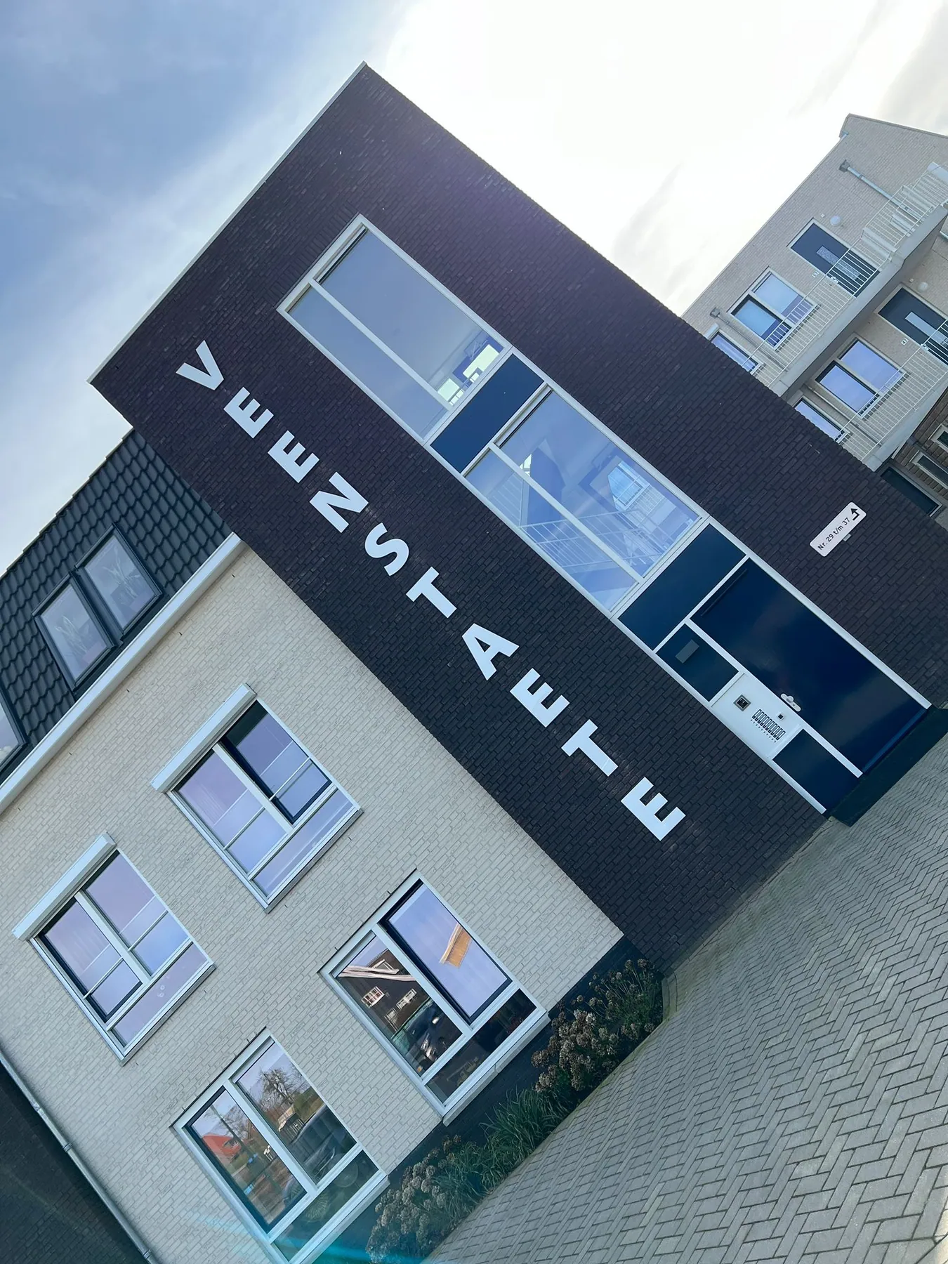Freesletters met een rustige, hoogwaardige uitstraling, detail van diepte en schaduwwerking.