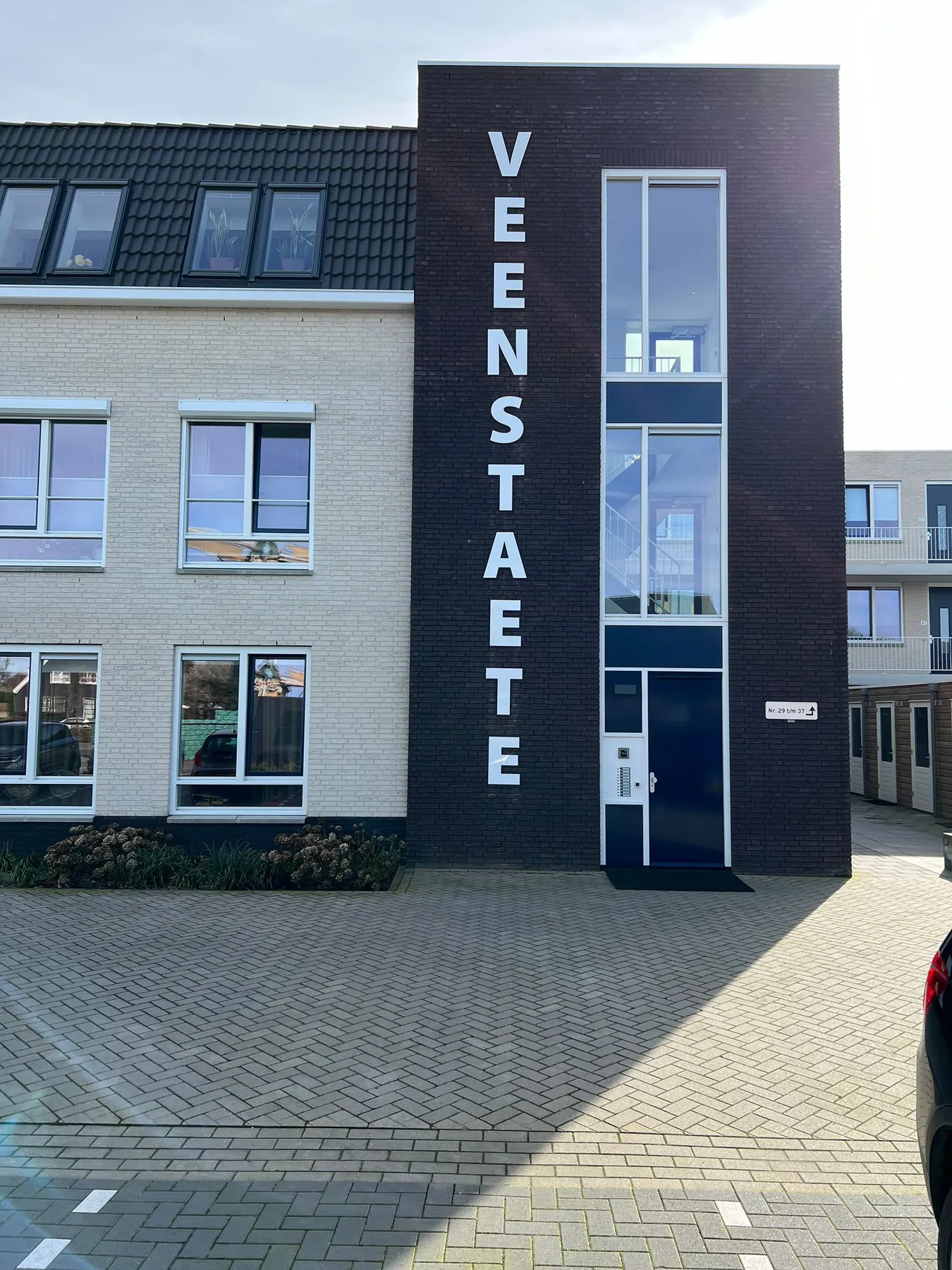 Freesletters met een rustige, hoogwaardige uitstraling, het letterbeeld vanuit de ruimte.