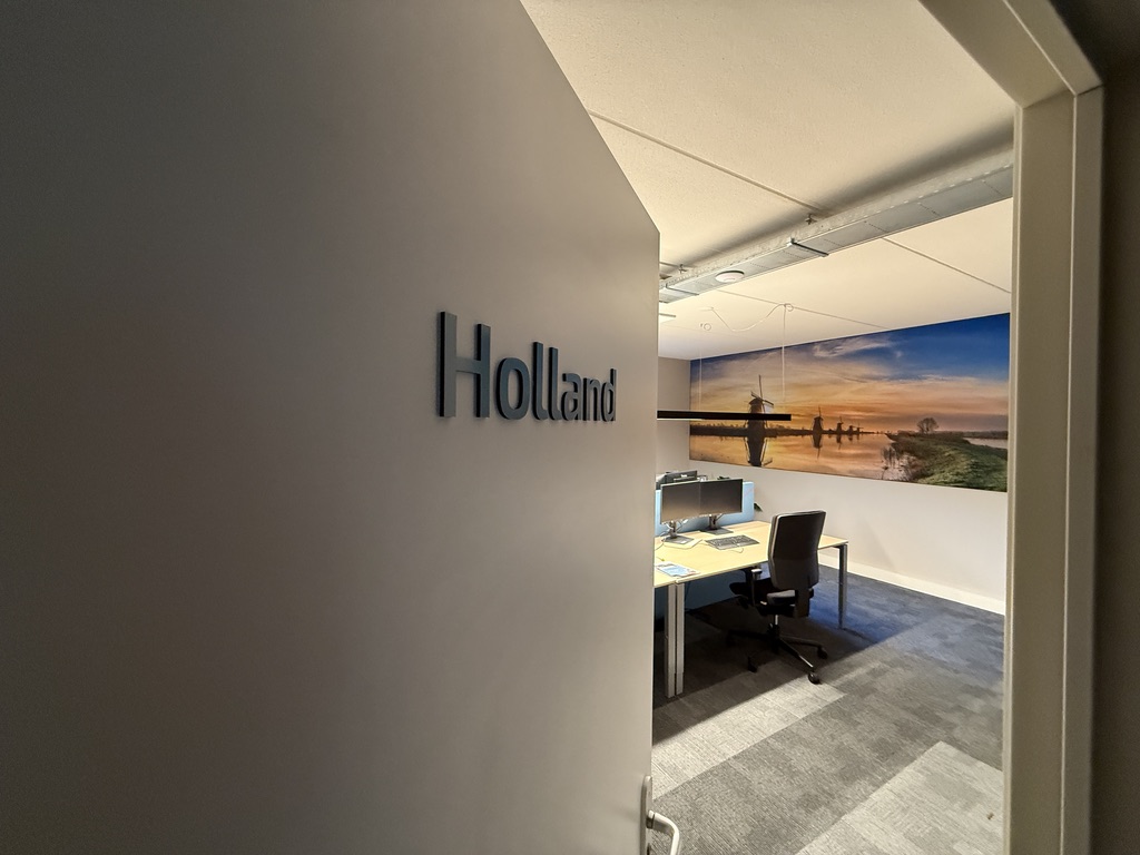 Deur met freesletters Holland en zicht op een windmolenvisual