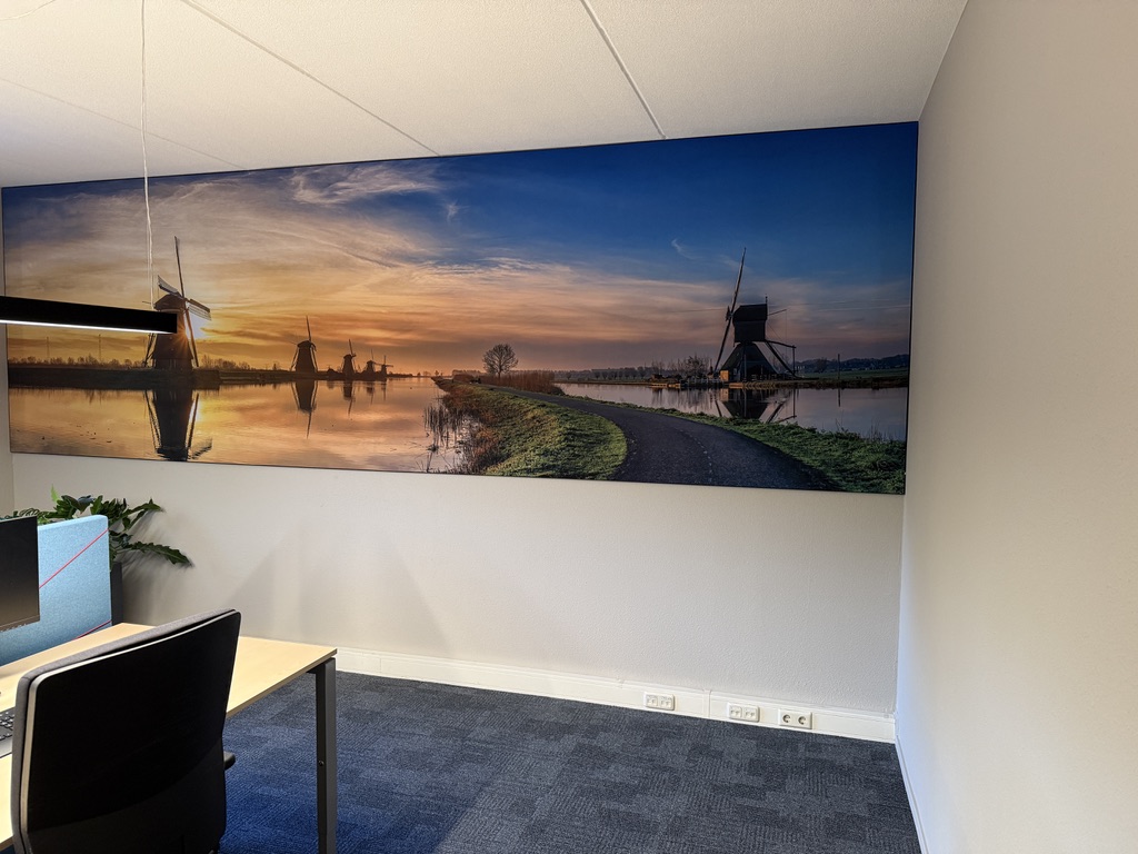 Kamerbrede visual met Nederlandse molens bij zonsondergang