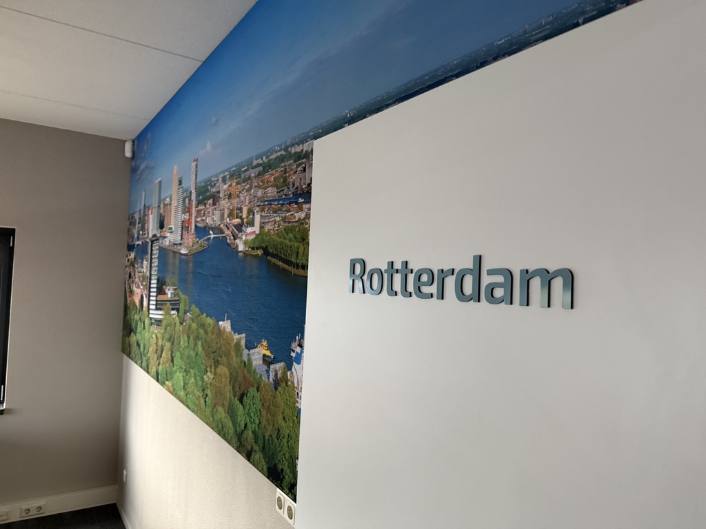 Combinatie van Rotterdam freesletters en stadsvisual