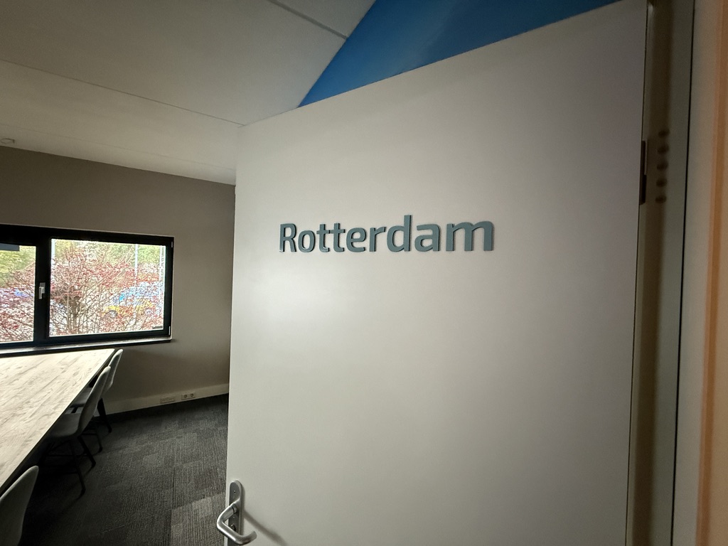 Freesletters Rotterdam op een witte deur