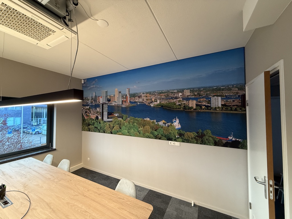 Vergaderruimte Rotterdam met panoramische stadsvisual en freesletters