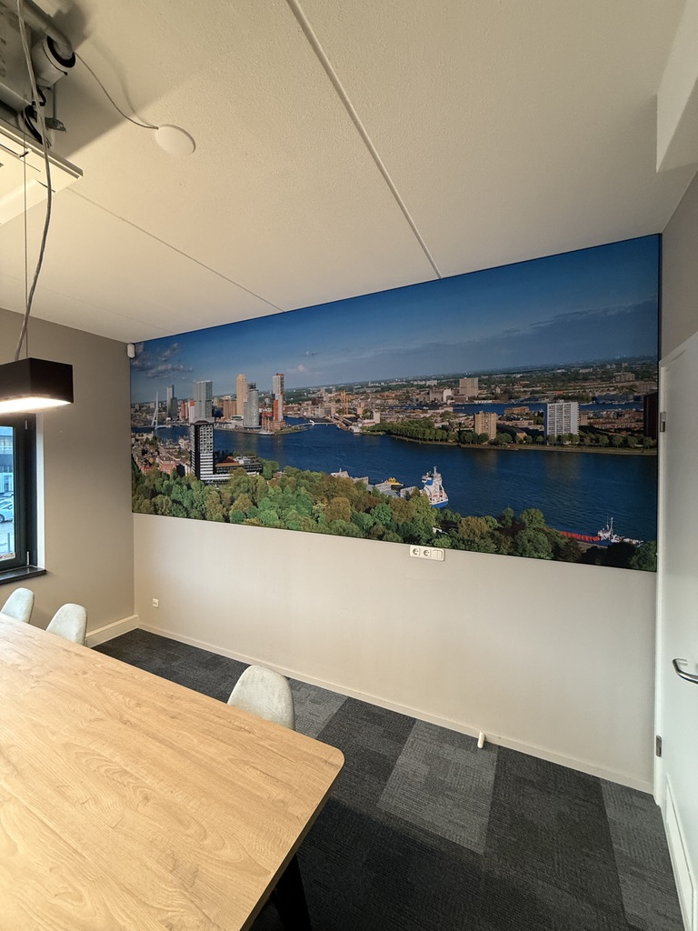 Panoramische Rotterdam visual over een kantoorwand