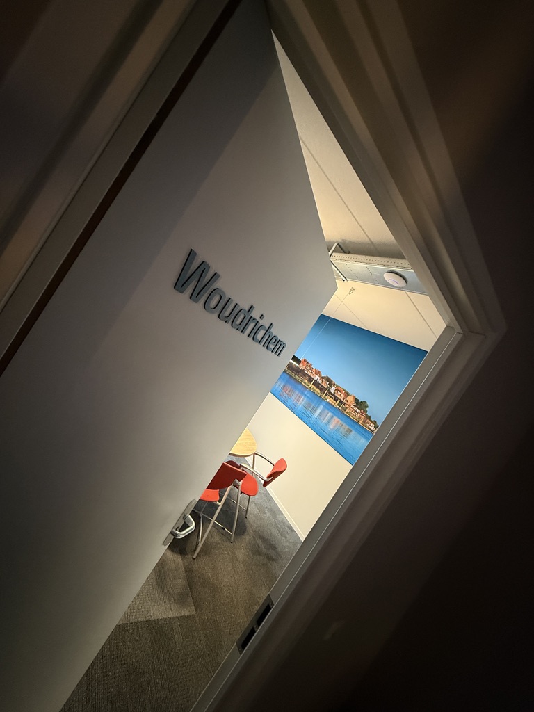 Deur met freesletters Woudrichem en zicht op de ruimte