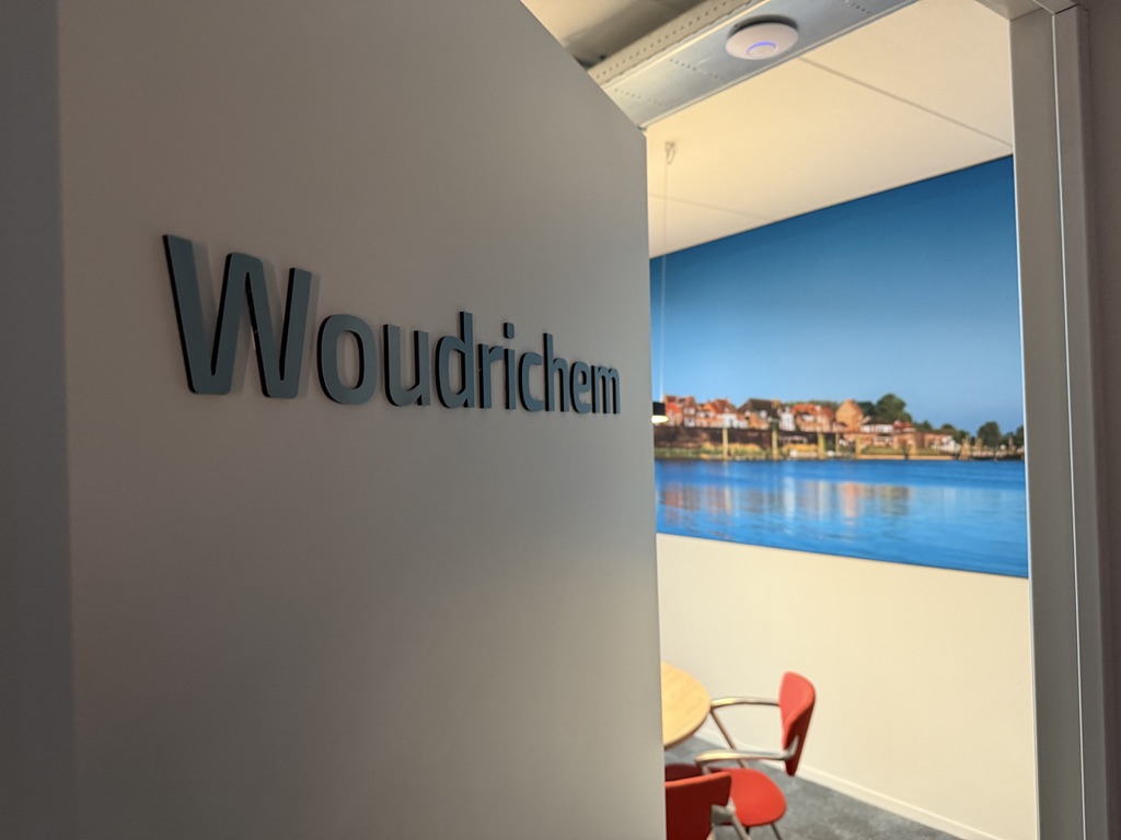 Detail van Woudrichem freesletters op een deur