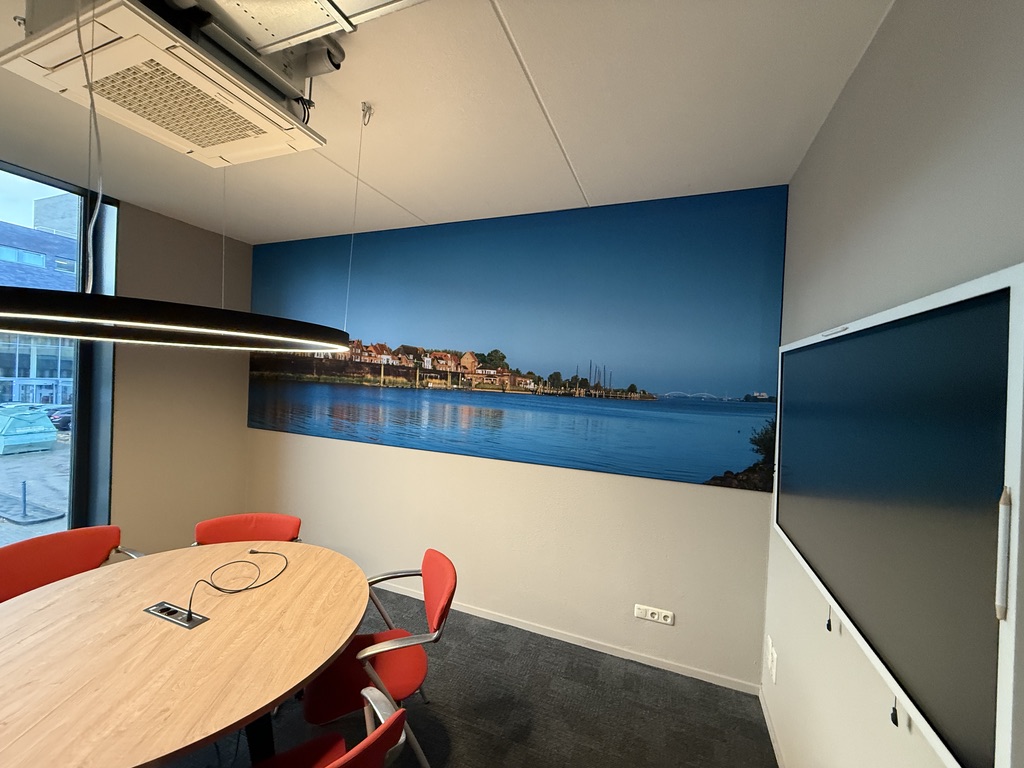 Vergaderruimte Woudrichem met panorama en rode stoelen
