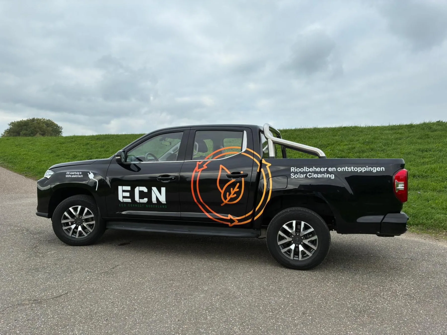 Pick-up van ECN Eco Connect Nederland met professionele voertuigbelettering