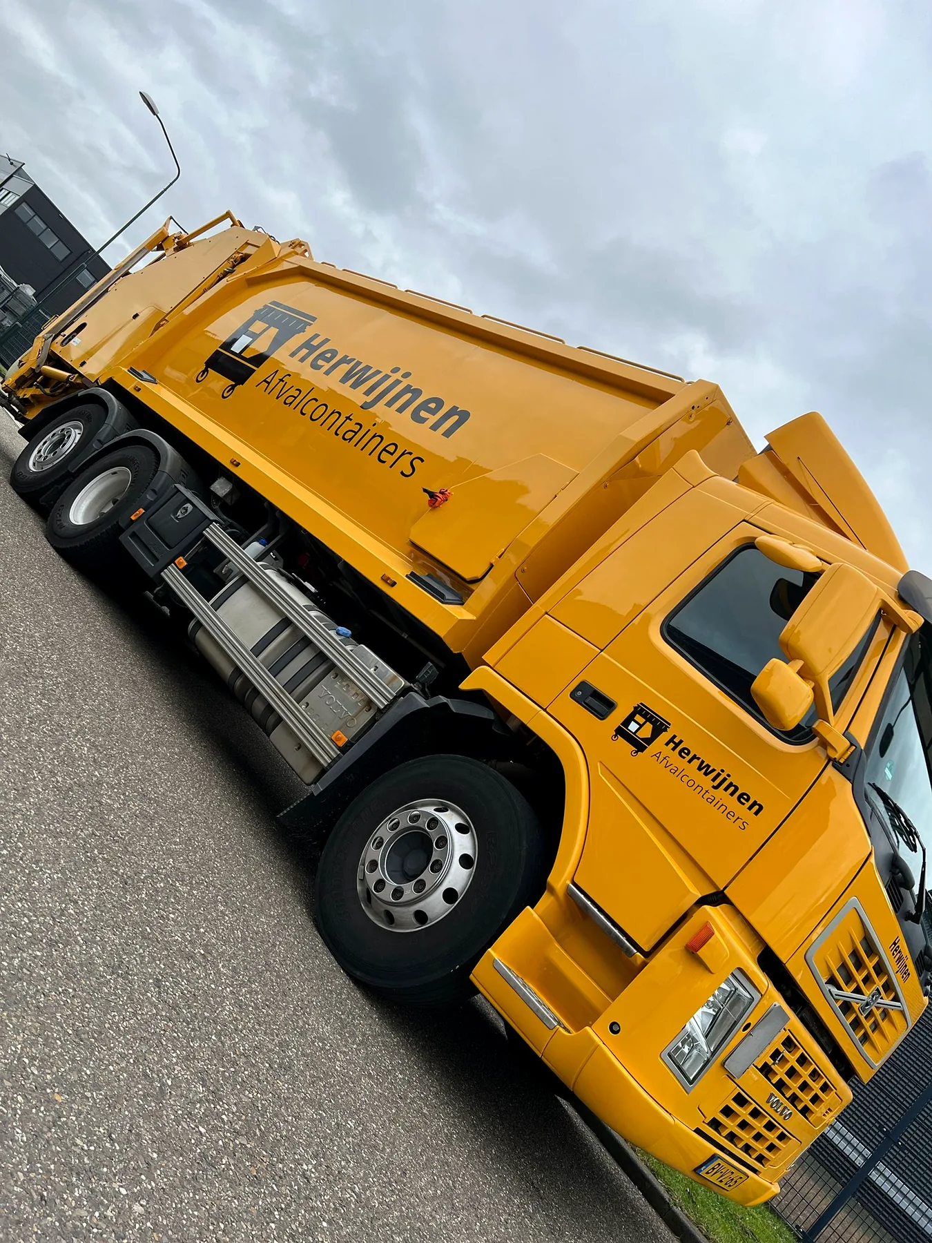 Vrachtwagen in zijaanzicht met professionele reclame