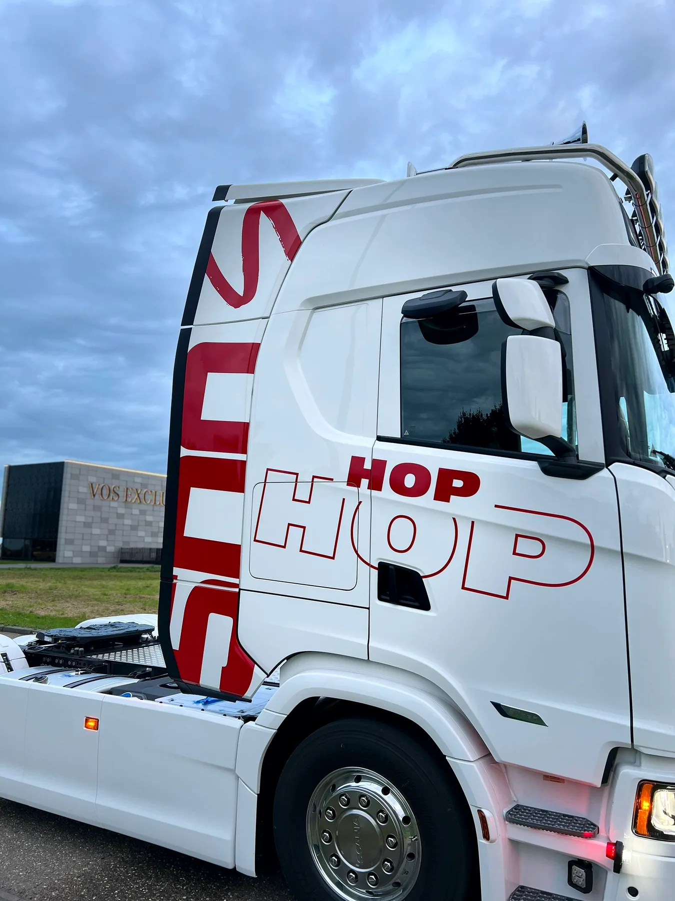Beletterde vrachtwagencabine van Hop