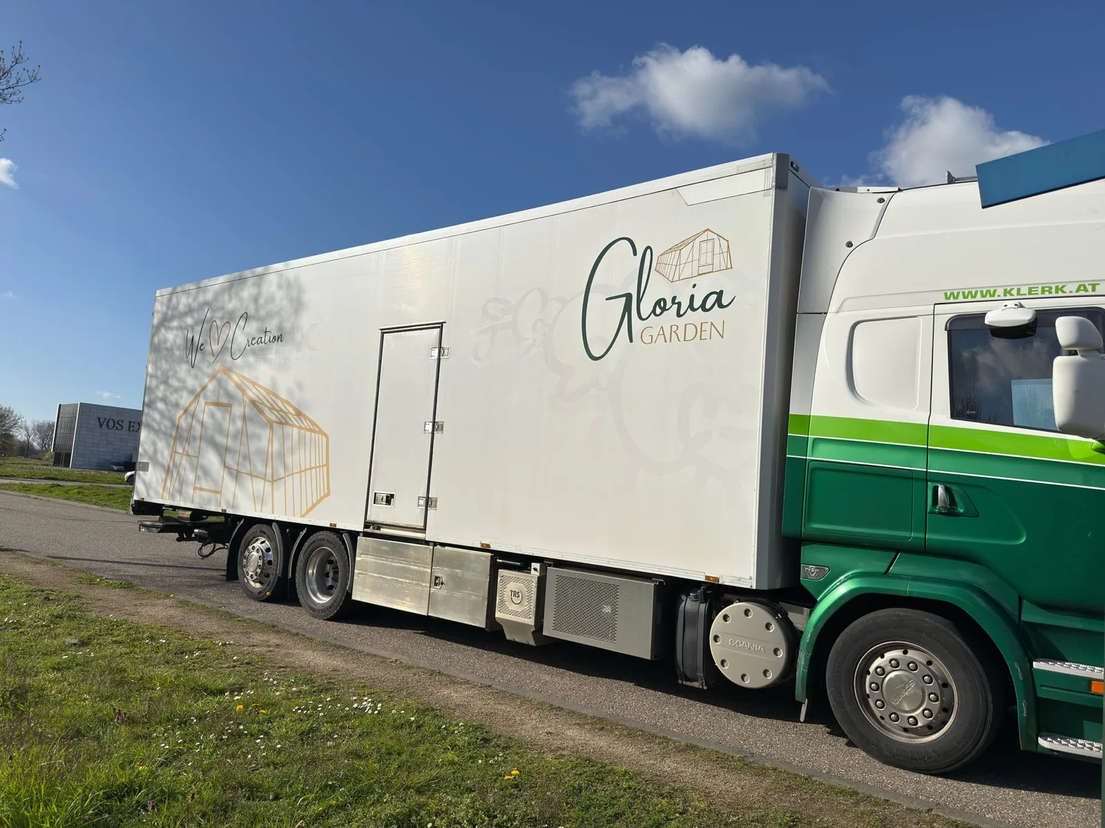 Grote full-colour belettering op een Scania vrachtwagen van Gloria Garden