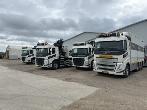 VTV-wagenpark met meerdere herkenbaar beletterde vrachtwagens en specialistische machines