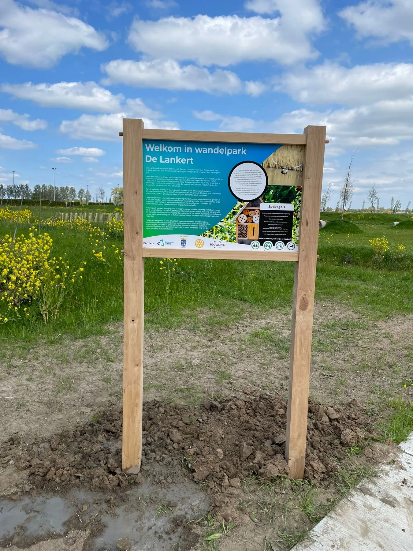 De eiken bewegwijzering op locatie.