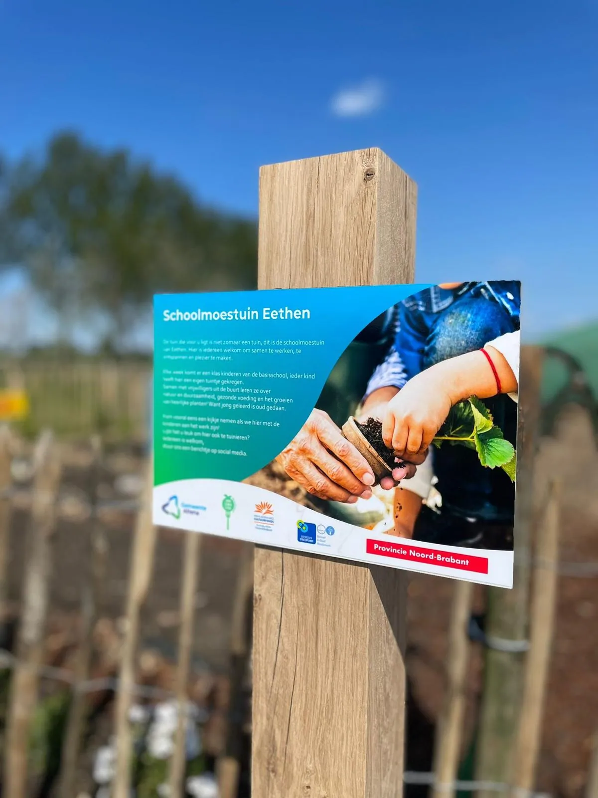 Eiken bewegwijzering die opgaat in het landschap, route-informatie en pictogrammen.
