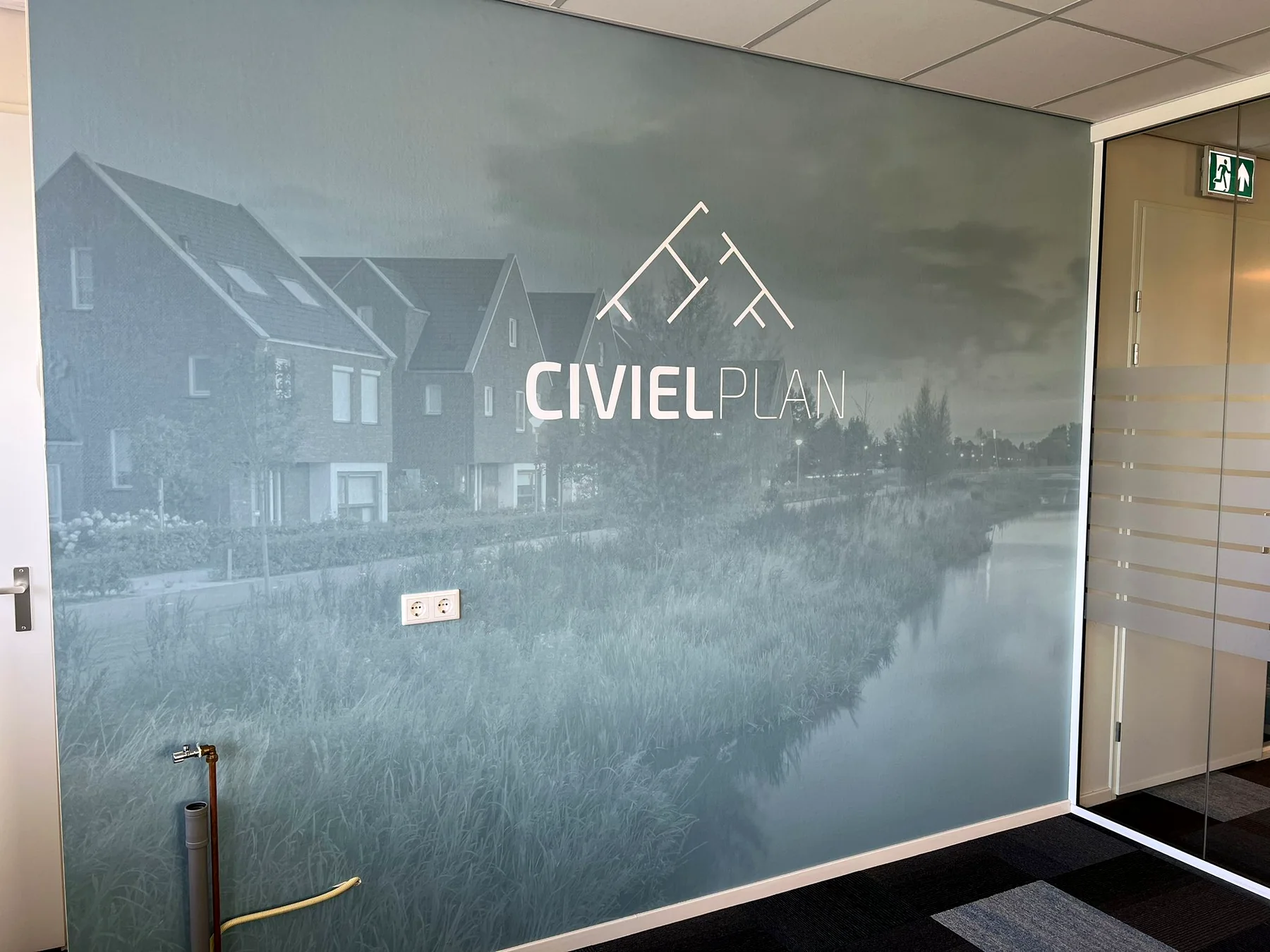 Wandvisual met projectbeeld en beeldmerk van Civiel Plan