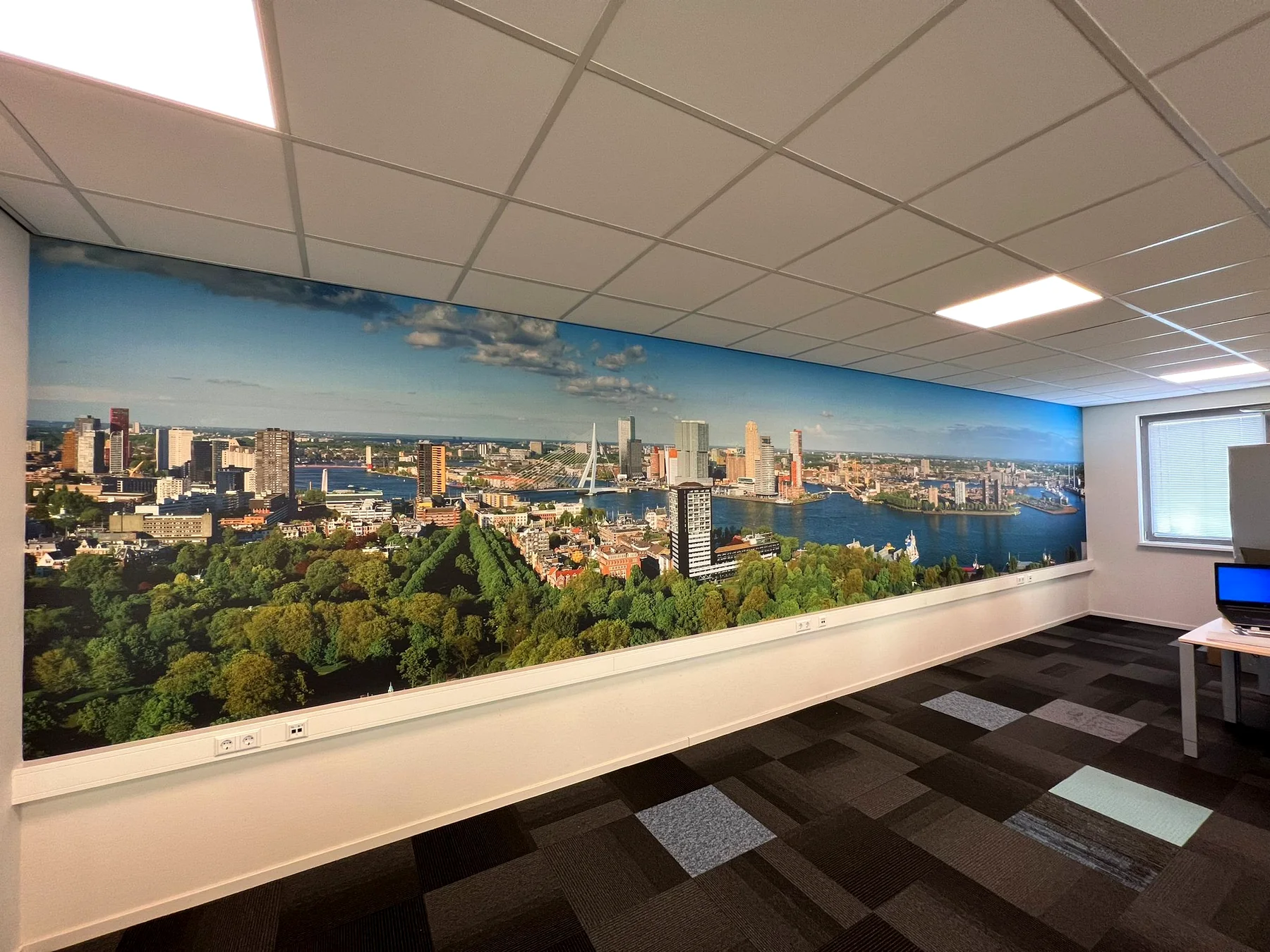 Panoramische Rotterdam visual over de volledige kantoorwand van Civiel Plan