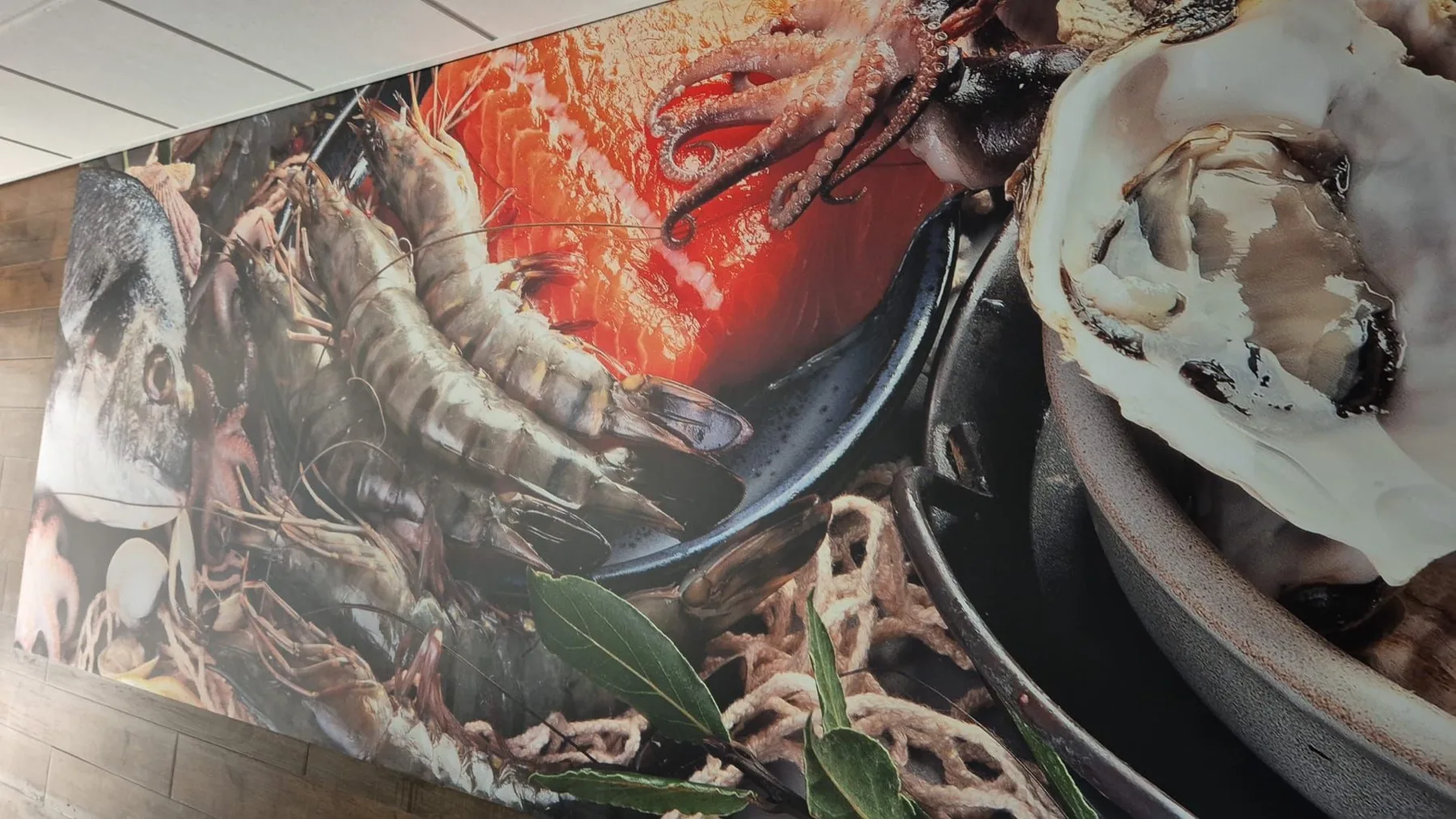 Gemonteerde wandvisual bij Van den Boogaart Specialiteiten