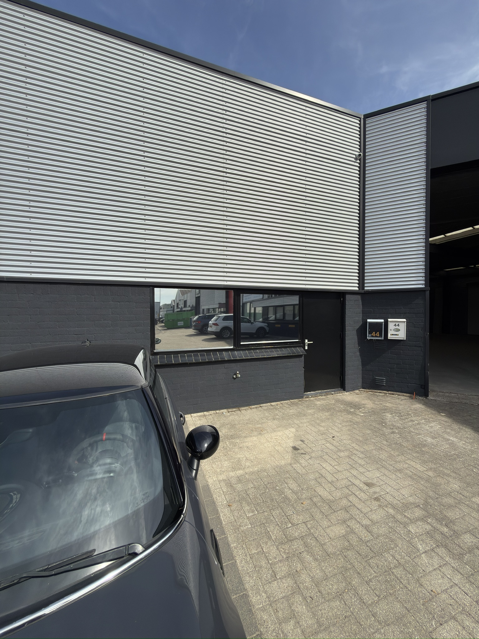 Frontaal aanzicht van zonwerende folie op een bedrijfsraam
