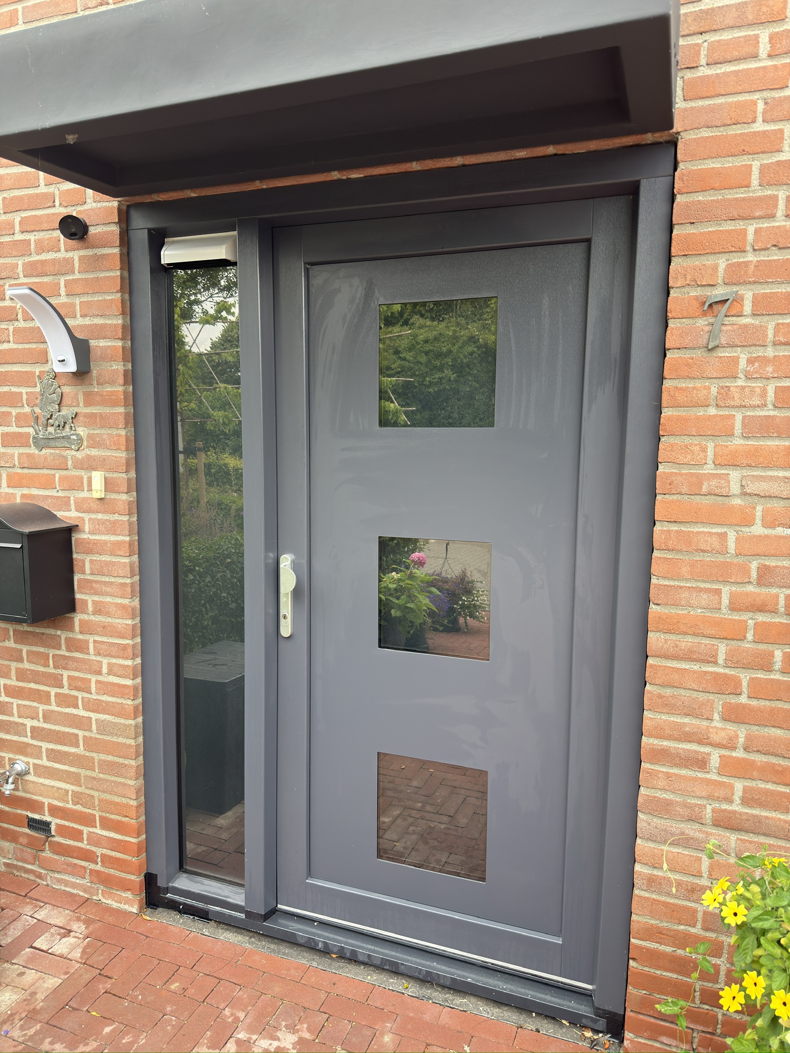 Voordeur met zonwerende folie op drie glasvakken