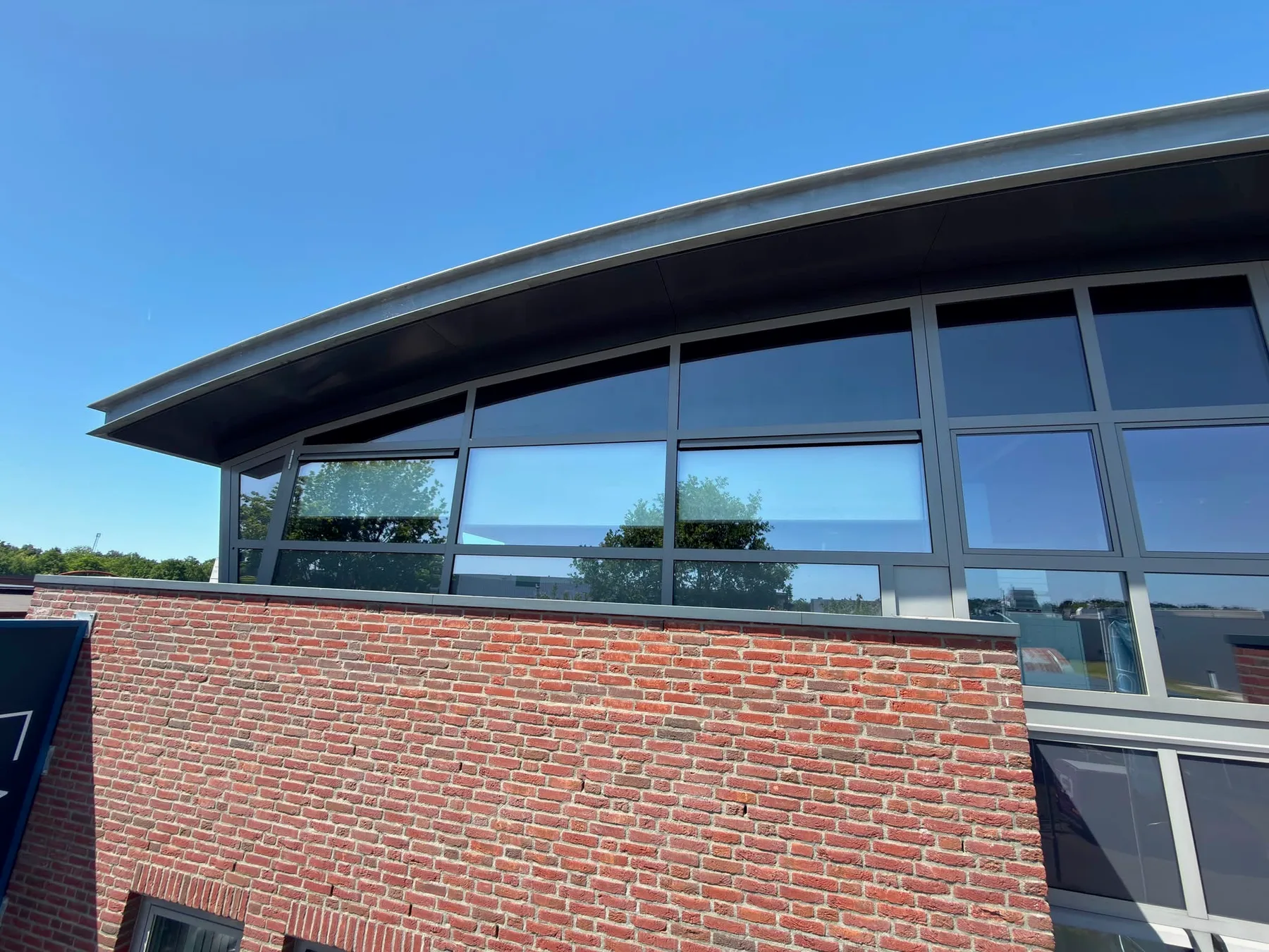 Bedrijfspand van Cladding Partners met professioneel gemonteerde zonwerende raamfolie