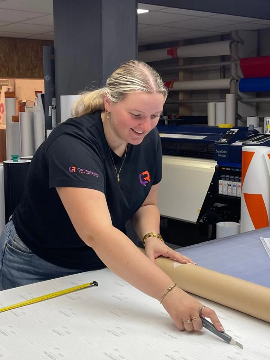Diede van den Heuvel werkt aan interieurfolie in de productie