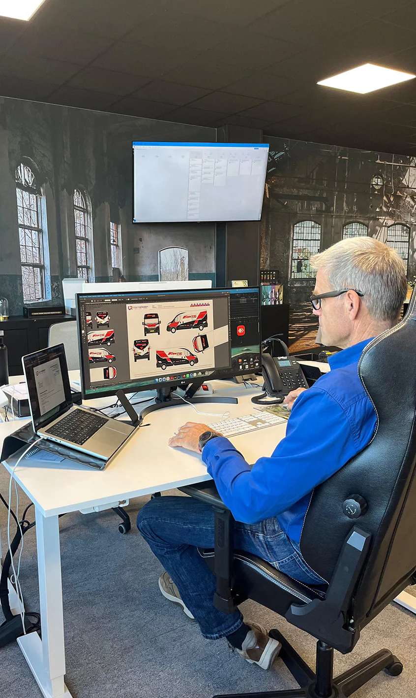 Marco van der Velden werkt aan een voertuigontwerp bij Cornelissen Reclame