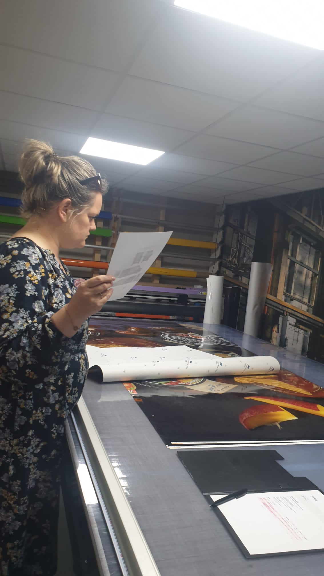 Marieke Cornelissen aan het werk in de productie van Cornelissen Reclame