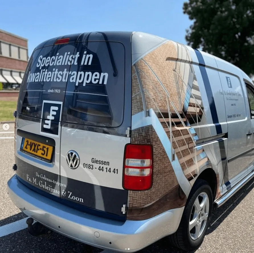 Bedrijfswagen beletterd door Cornelissen Reclame in Giessen