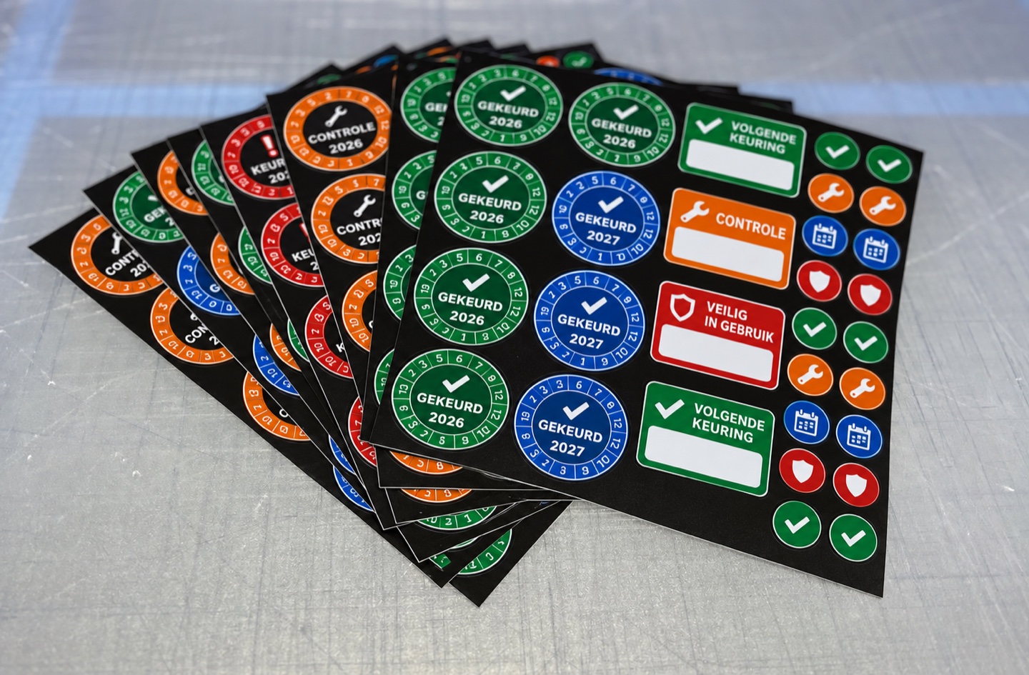 Meerdere geproduceerde vellen met ronde en rechthoekige keuringsstickers